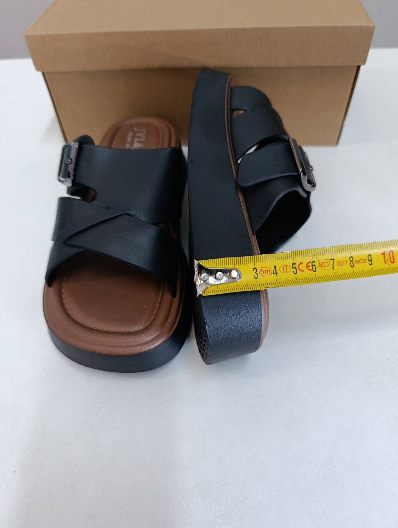 Sandali donna neri con zeppa platform e fibbia regolabile