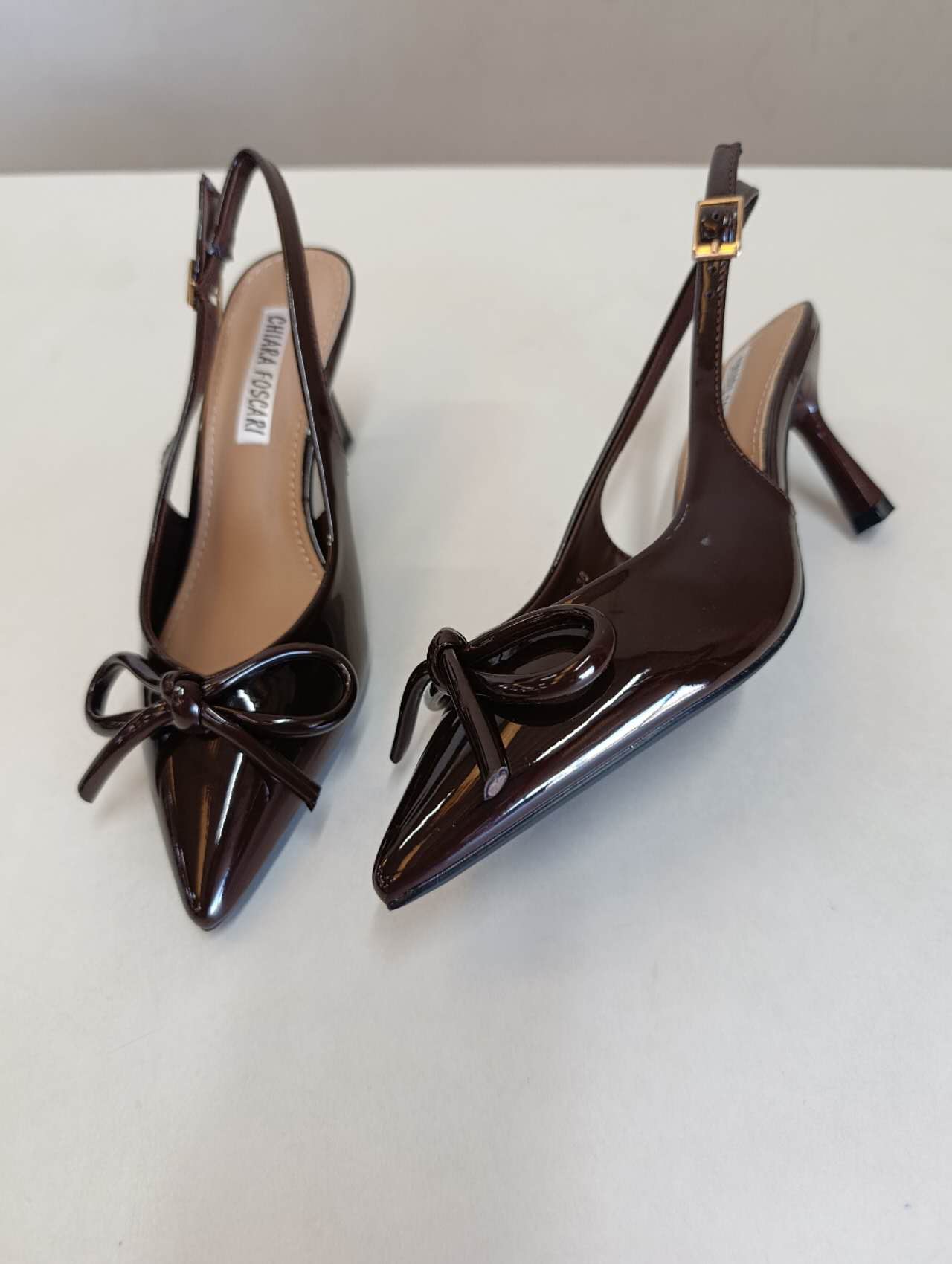 Décolleté slingback marrone lucido con fiocco