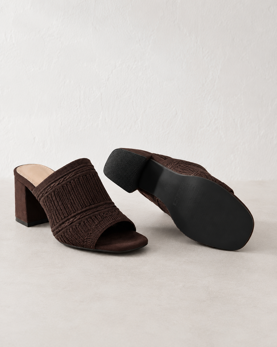 Sabot donna marrone con tacco largo e tomaia intrecciata