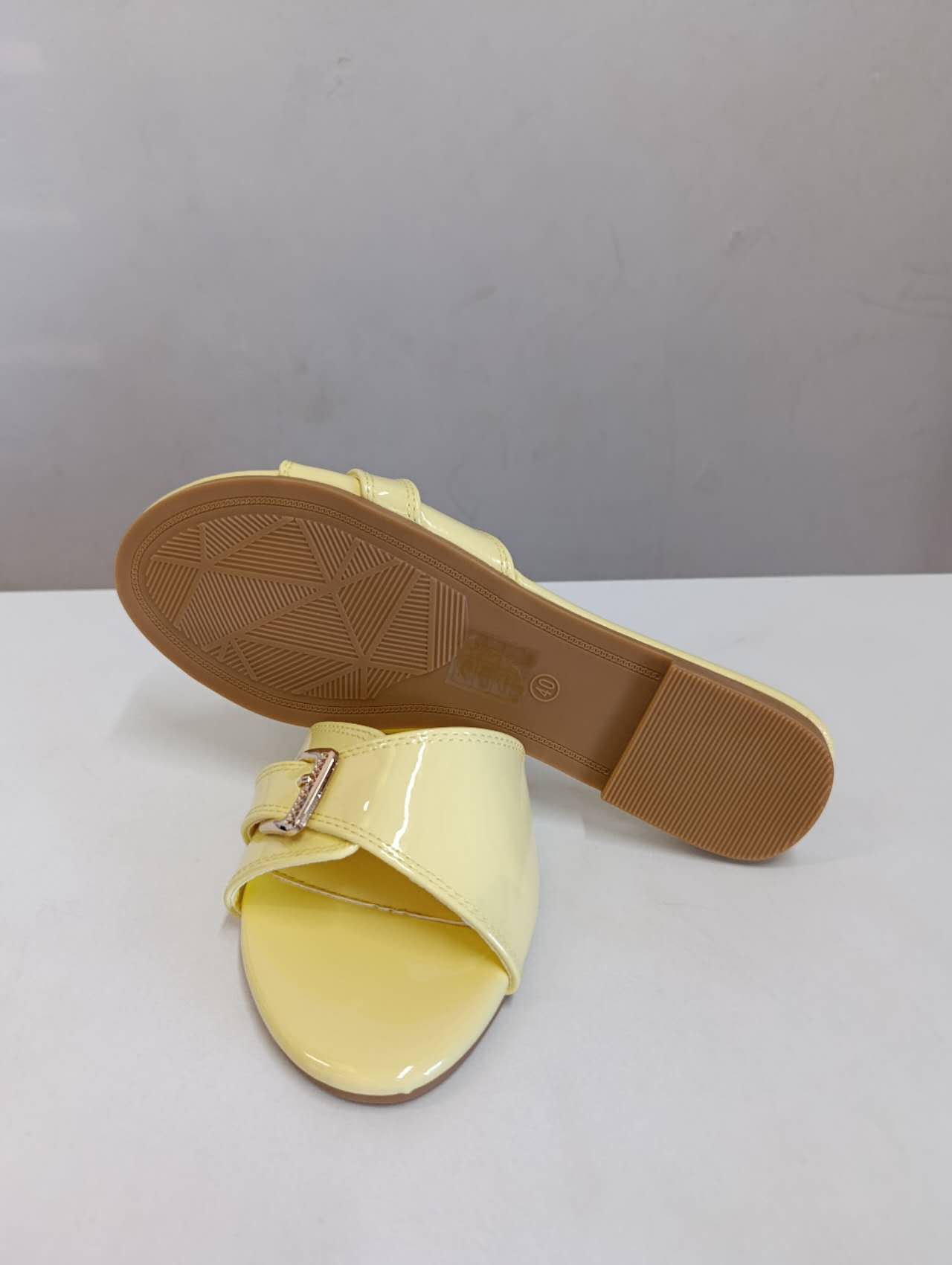 SKU001 sole