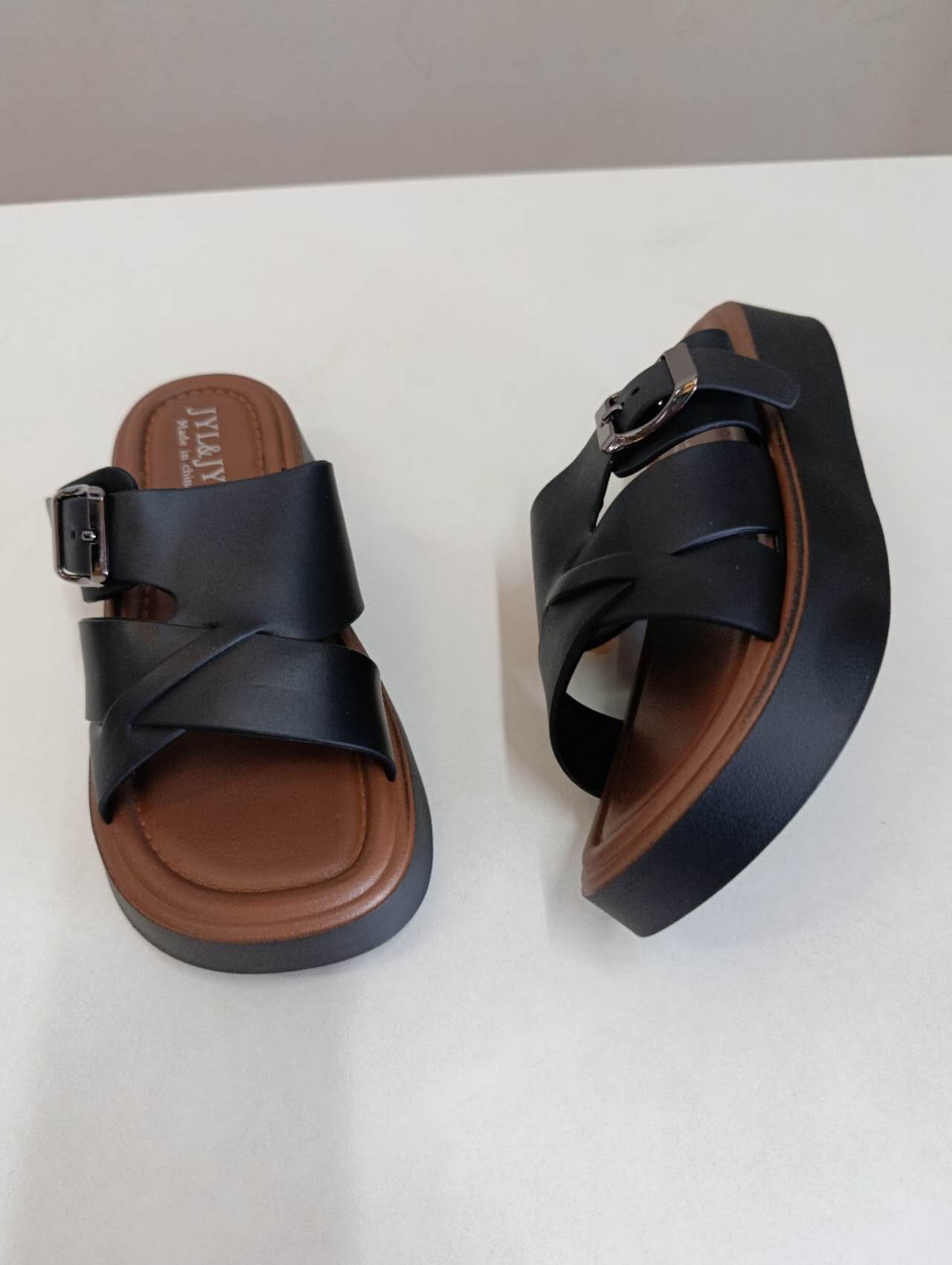 Sandali donna neri con zeppa platform e fibbia regolabile