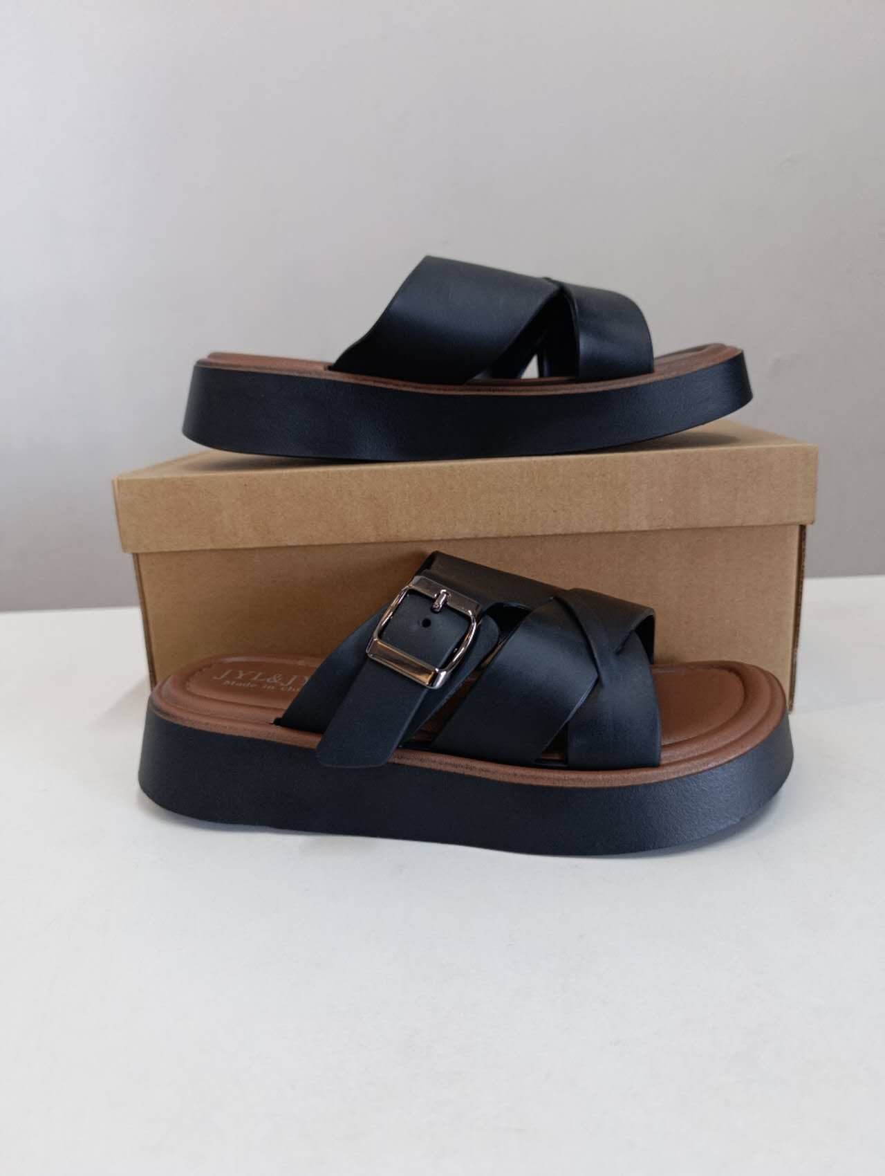 Sandali donna neri con zeppa platform e fibbia regolabile