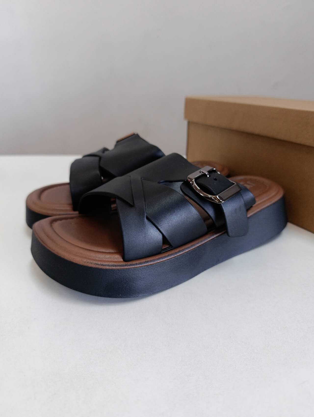 Sandali donna neri con zeppa platform e fibbia regolabile