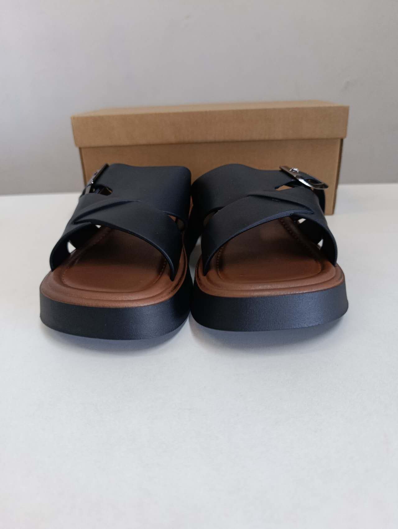Sandali donna neri con zeppa platform e fibbia regolabile