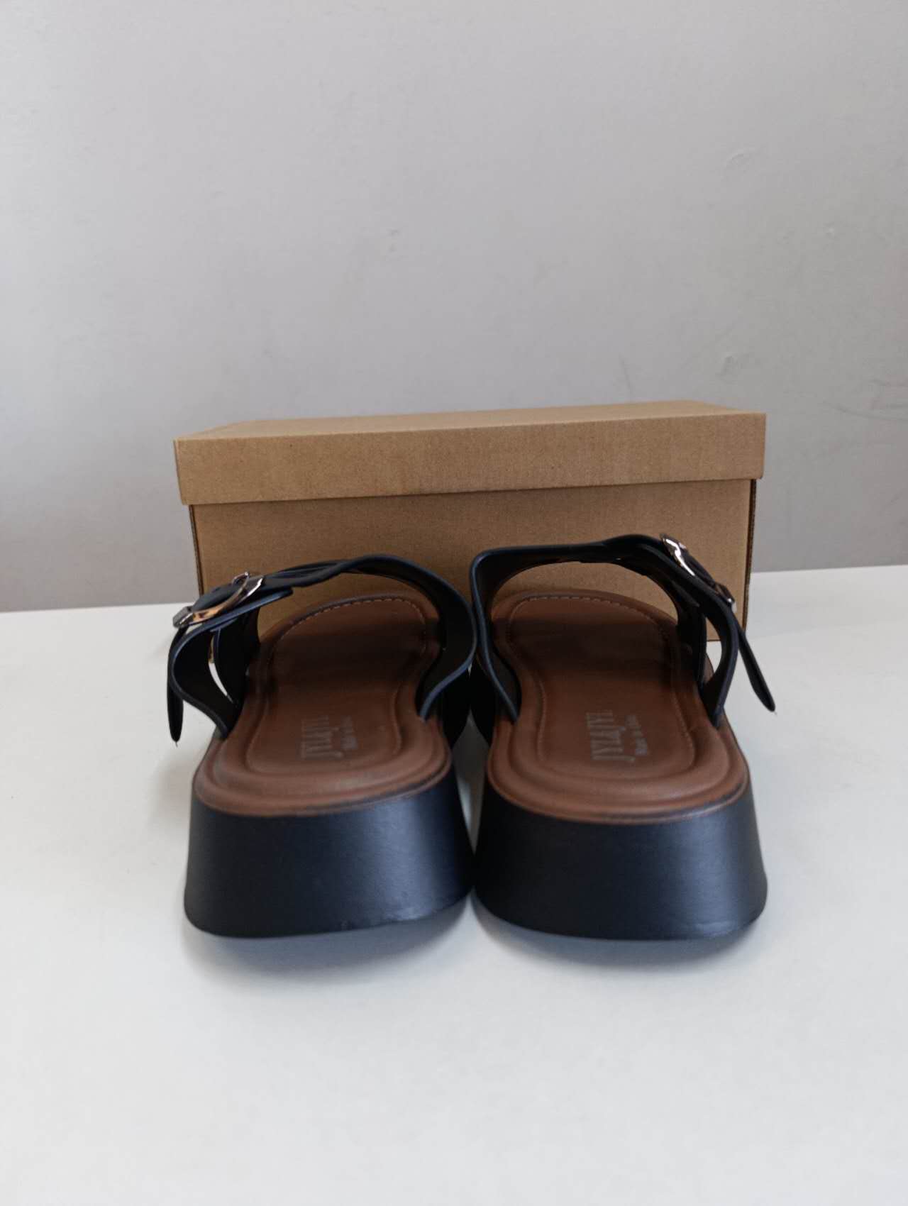 Sandali donna neri con zeppa platform e fibbia regolabile