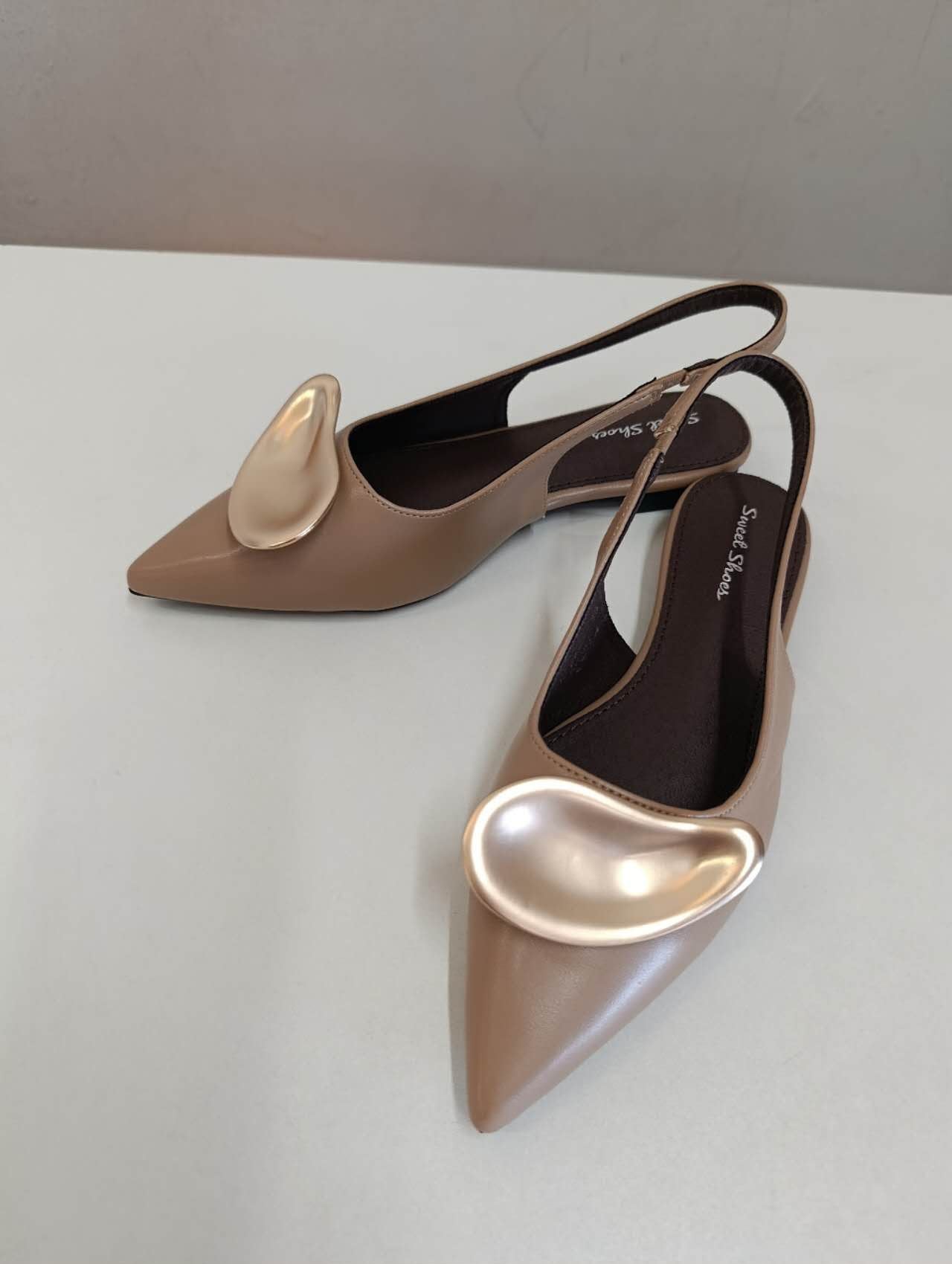 slingback donna khaki a punta con decorazione dorata