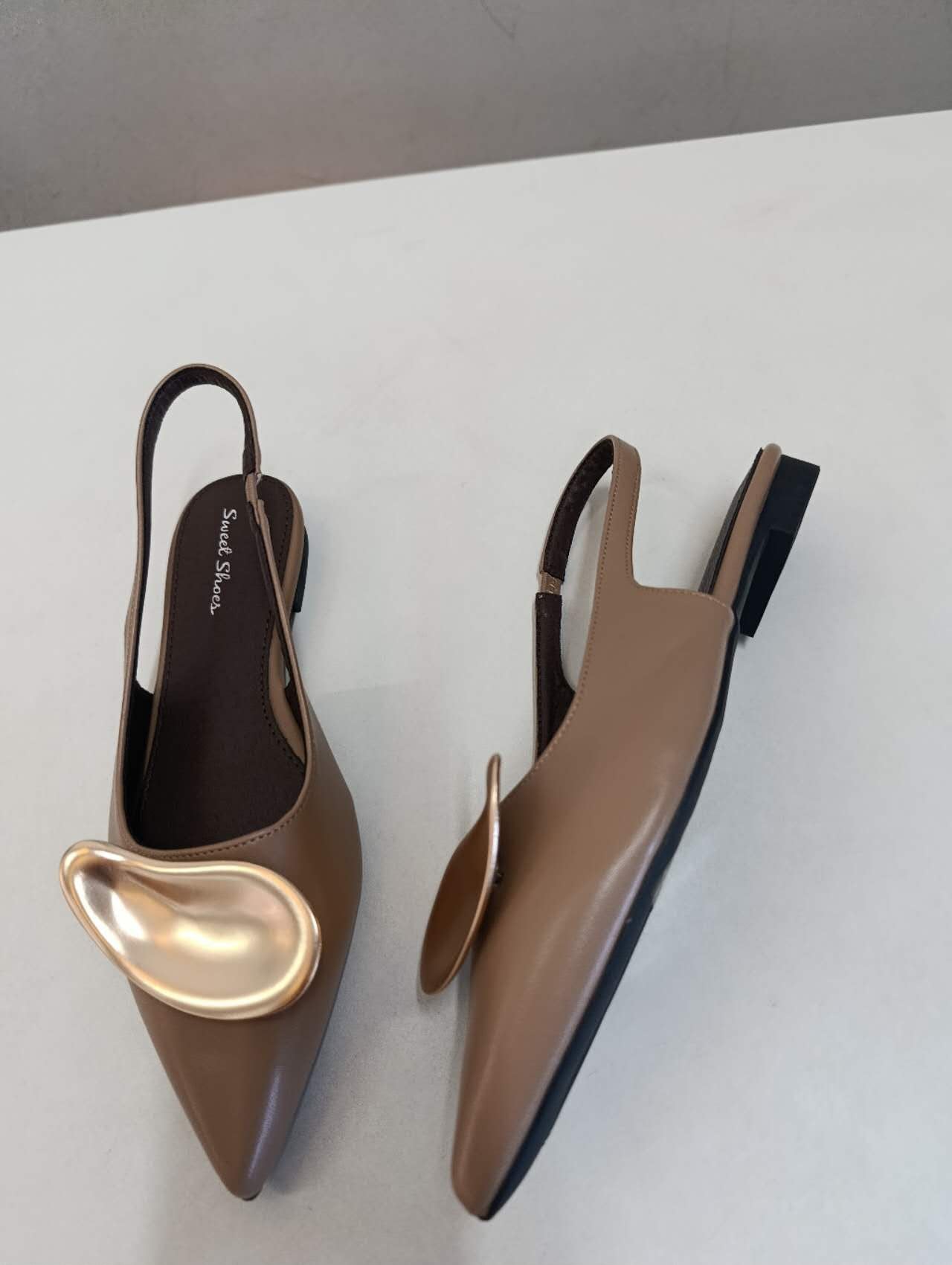 slingback donna khaki a punta con decorazione dorata