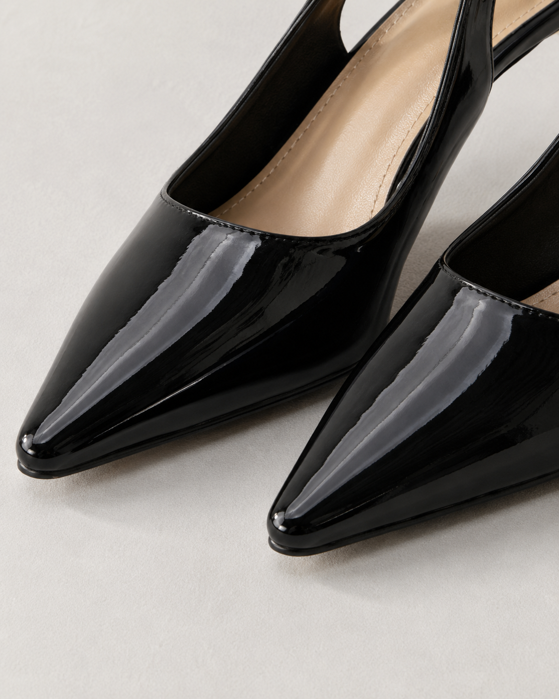 Décolleté Slingback Nere Lucide con Tacco Dorato Donna