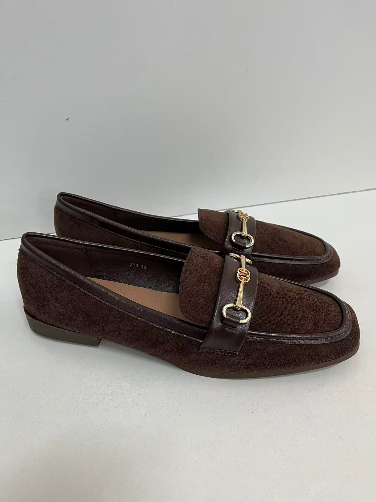 Mocassino donna marrone con dettaglio dorato – comodo ed elegante