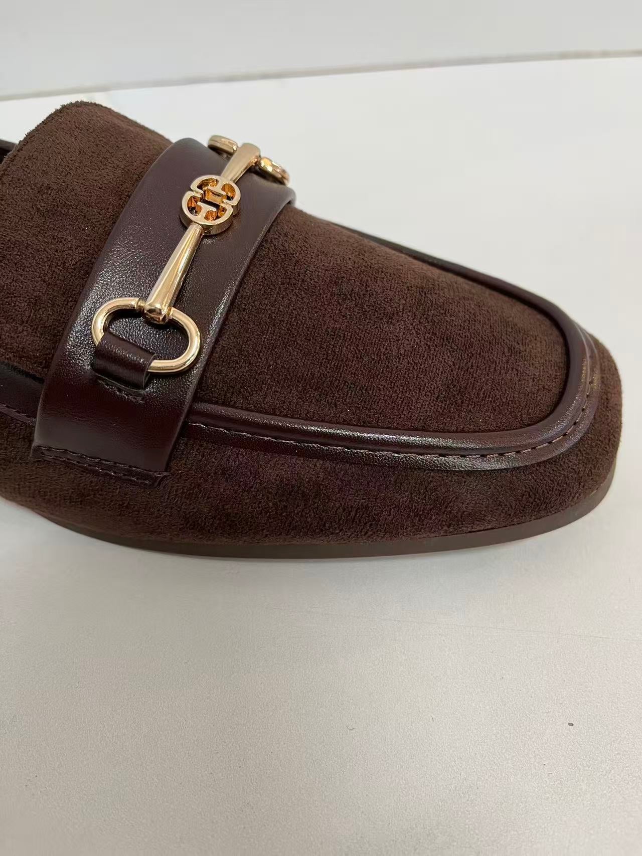 Mocassino donna marrone con dettaglio dorato – comodo ed elegante