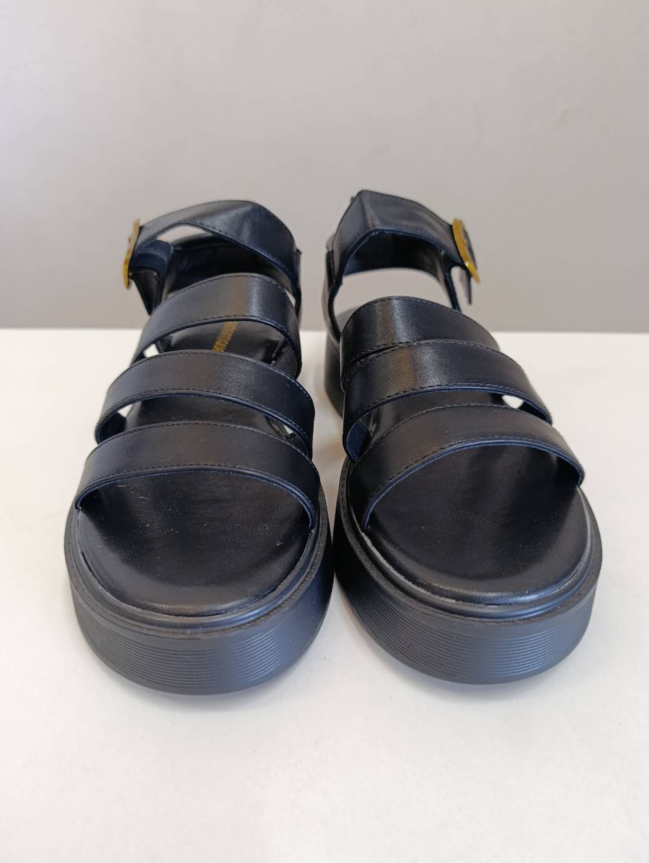 Sandali Donna Neri con Plateau e Fibbia Dorata – Suola Alta Casual Estiva