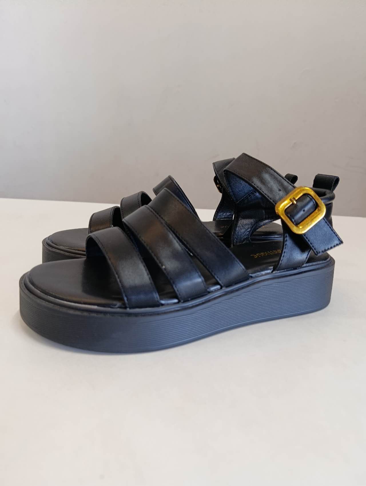 Sandali Donna Neri con Plateau e Fibbia Dorata – Suola Alta Casual Estiva