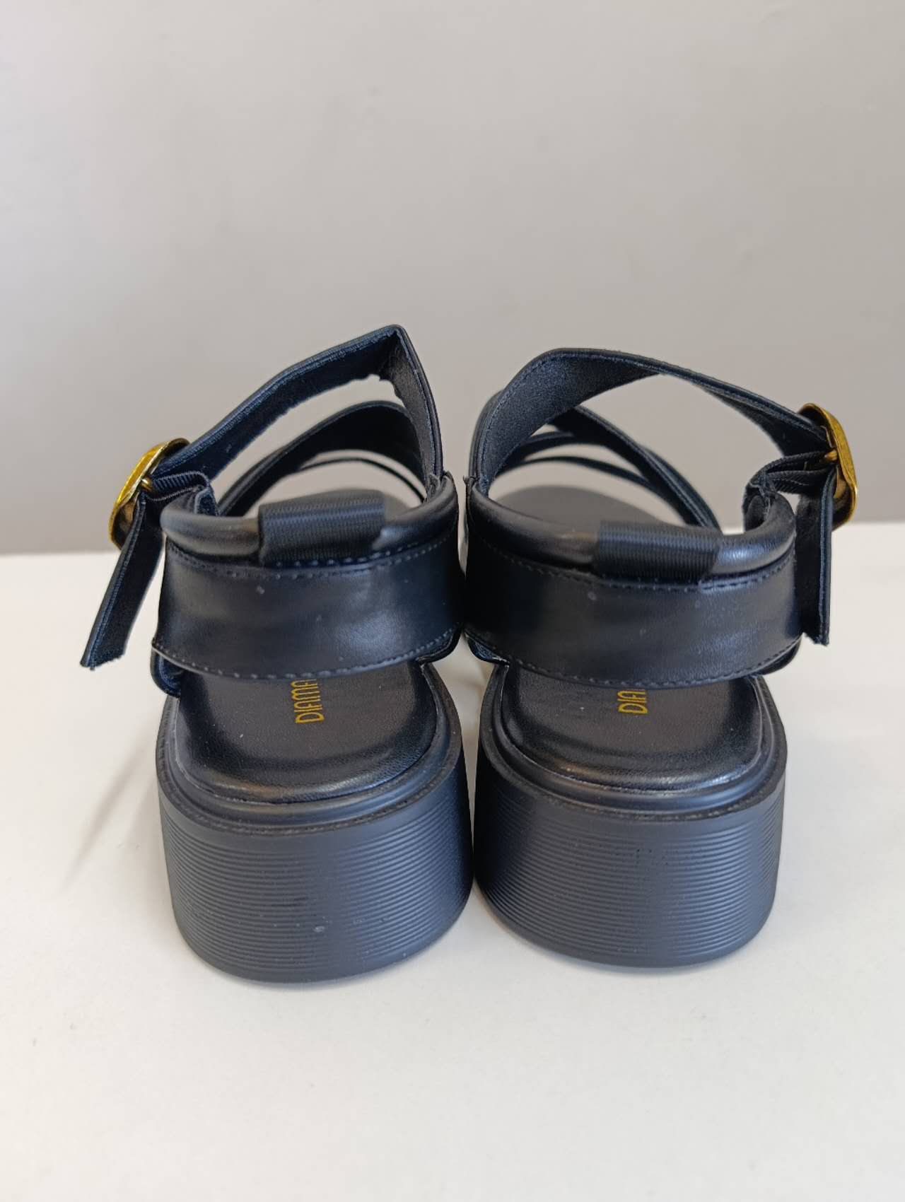Sandali Donna Neri con Plateau e Fibbia Dorata – Suola Alta Casual Estiva