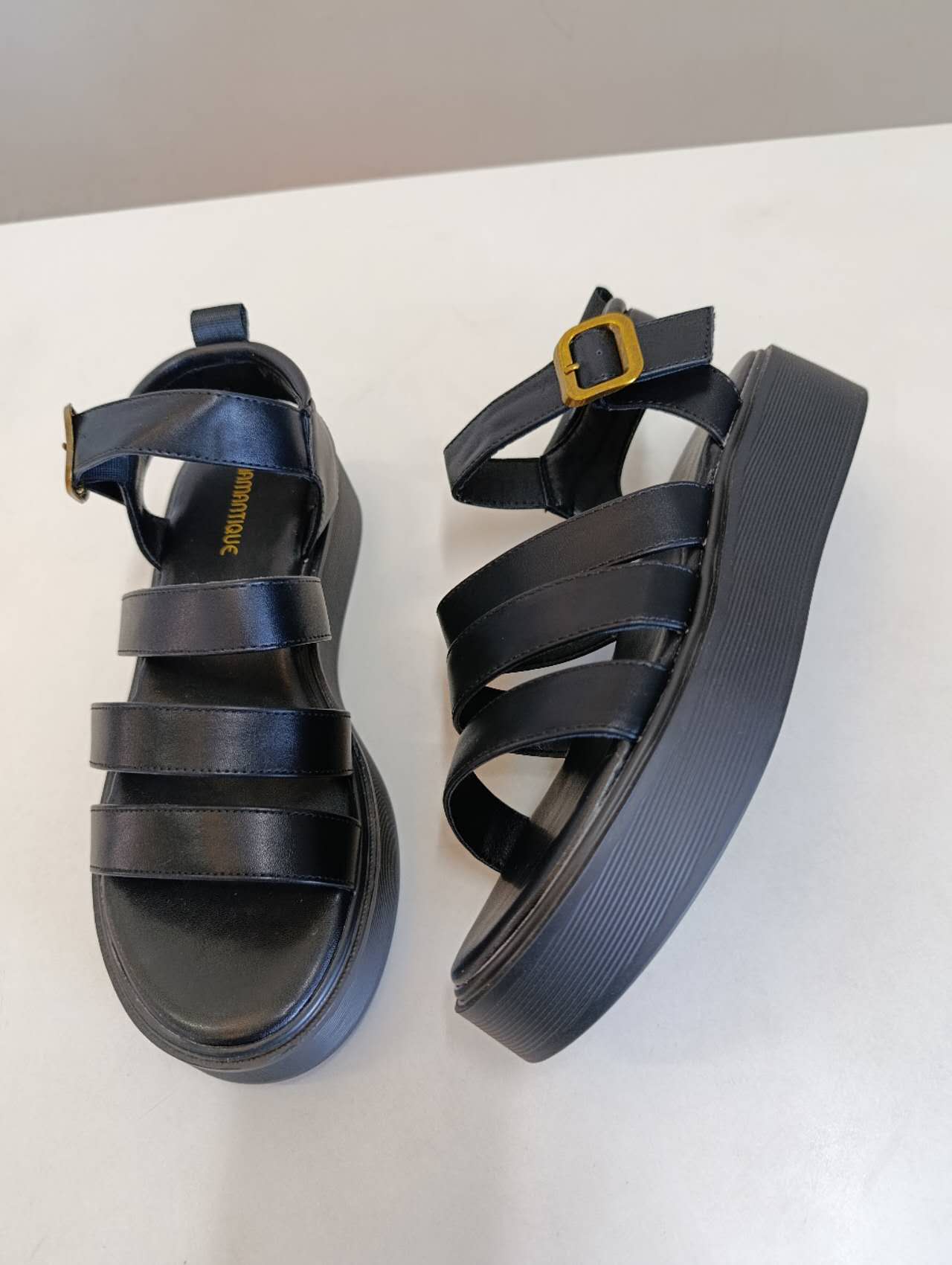 Sandali Donna Neri con Plateau e Fibbia Dorata – Suola Alta Casual Estiva