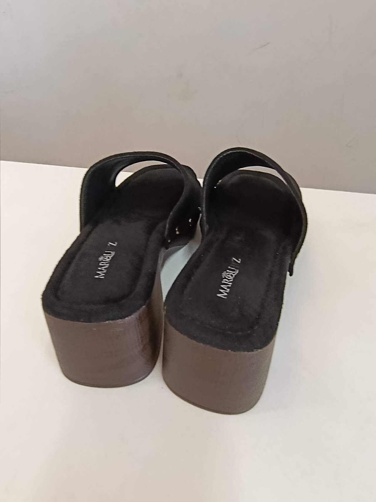 Sabot Donna Nero con Tacco Effetto Legno e Borchie Dorate – Sandali Estivi Comodi Eleganti