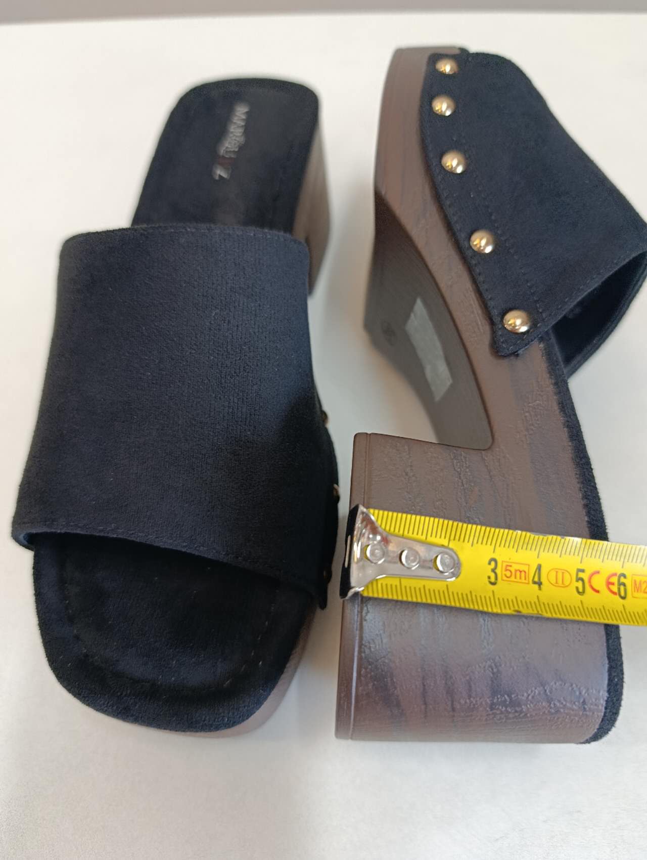 Sabot Donna Nero con Tacco Effetto Legno e Borchie Dorate – Sandali Estivi Comodi Eleganti
