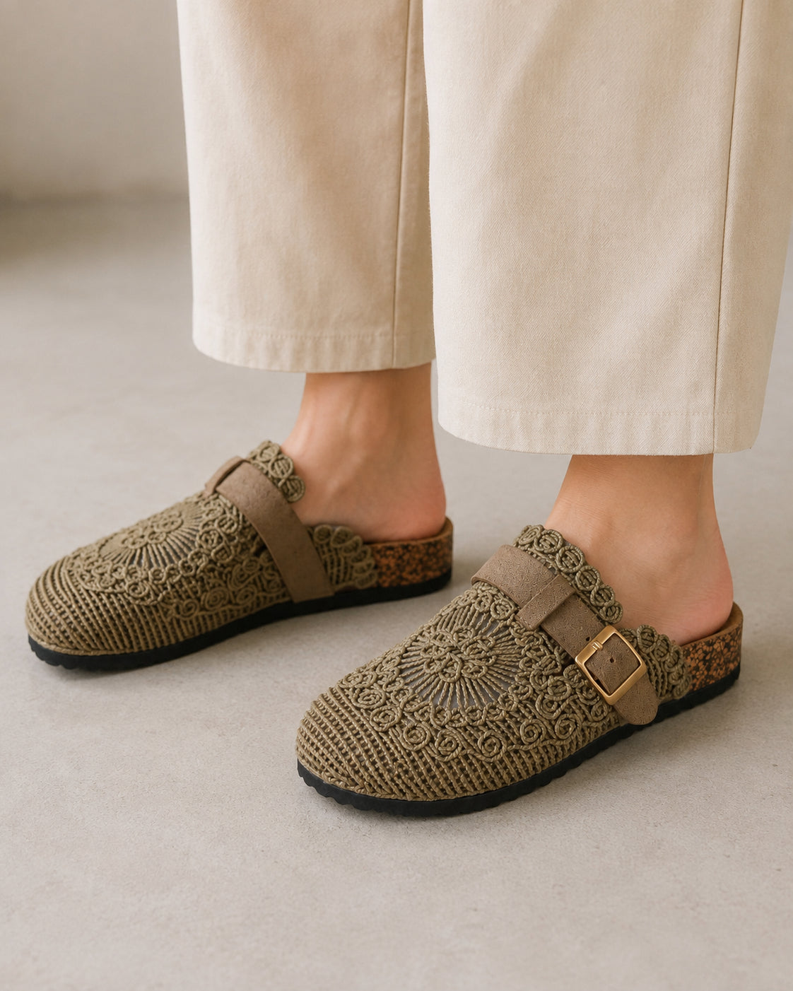 Mule Donna KHAKI in Tessuto Intrecciato con Fibbia Dorata — Plantare in Sughero, Stile Boho