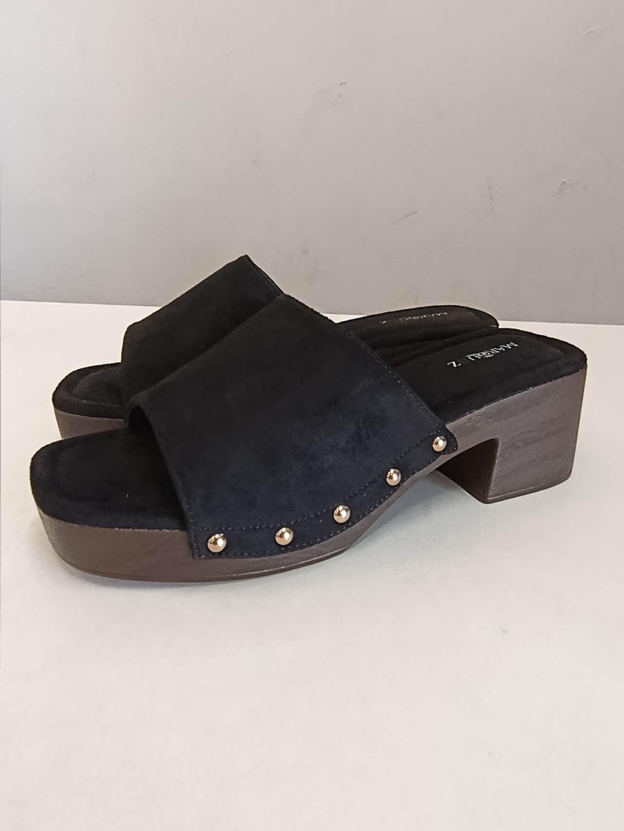 Sabot Donna Nero con Tacco Effetto Legno e Borchie Dorate – Sandali Estivi Comodi Eleganti