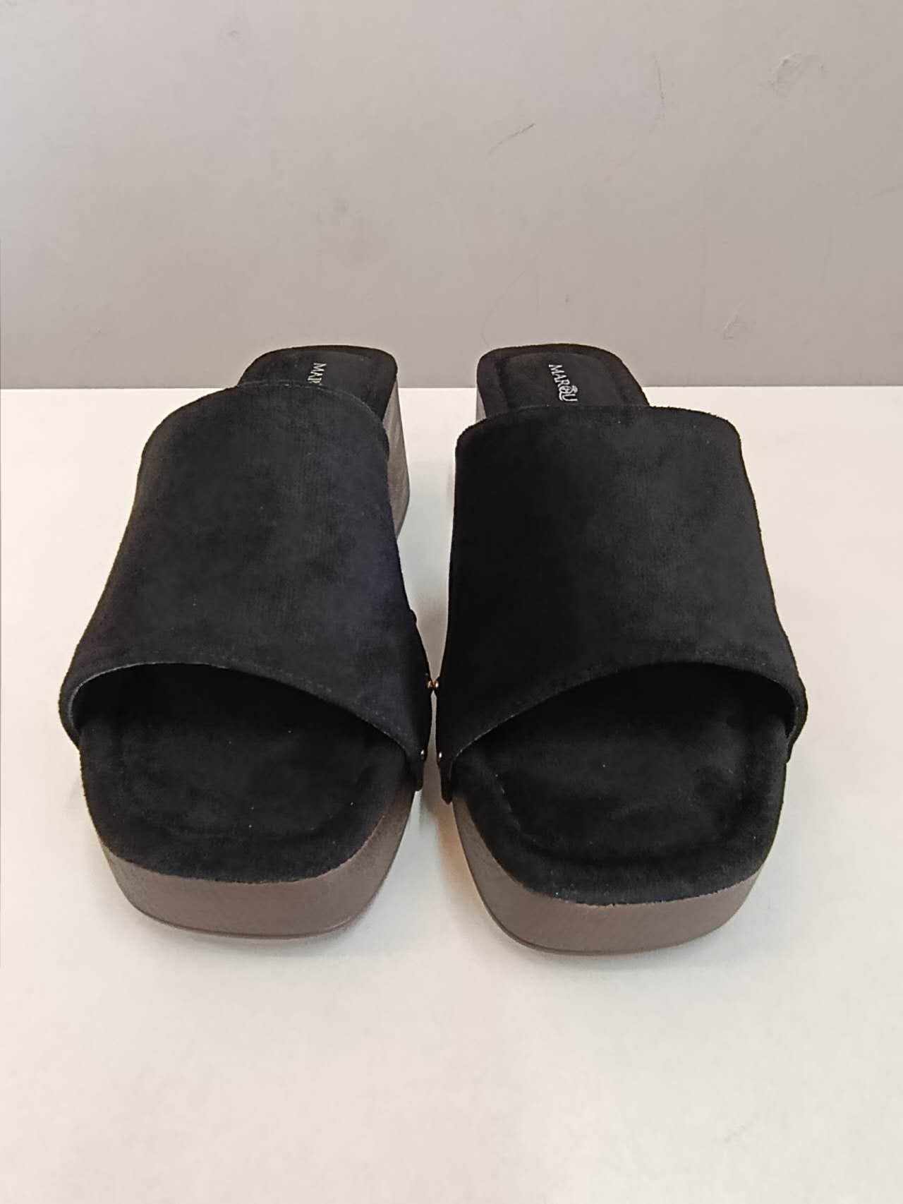 Sabot Donna Nero con Tacco Effetto Legno e Borchie Dorate – Sandali Estivi Comodi Eleganti