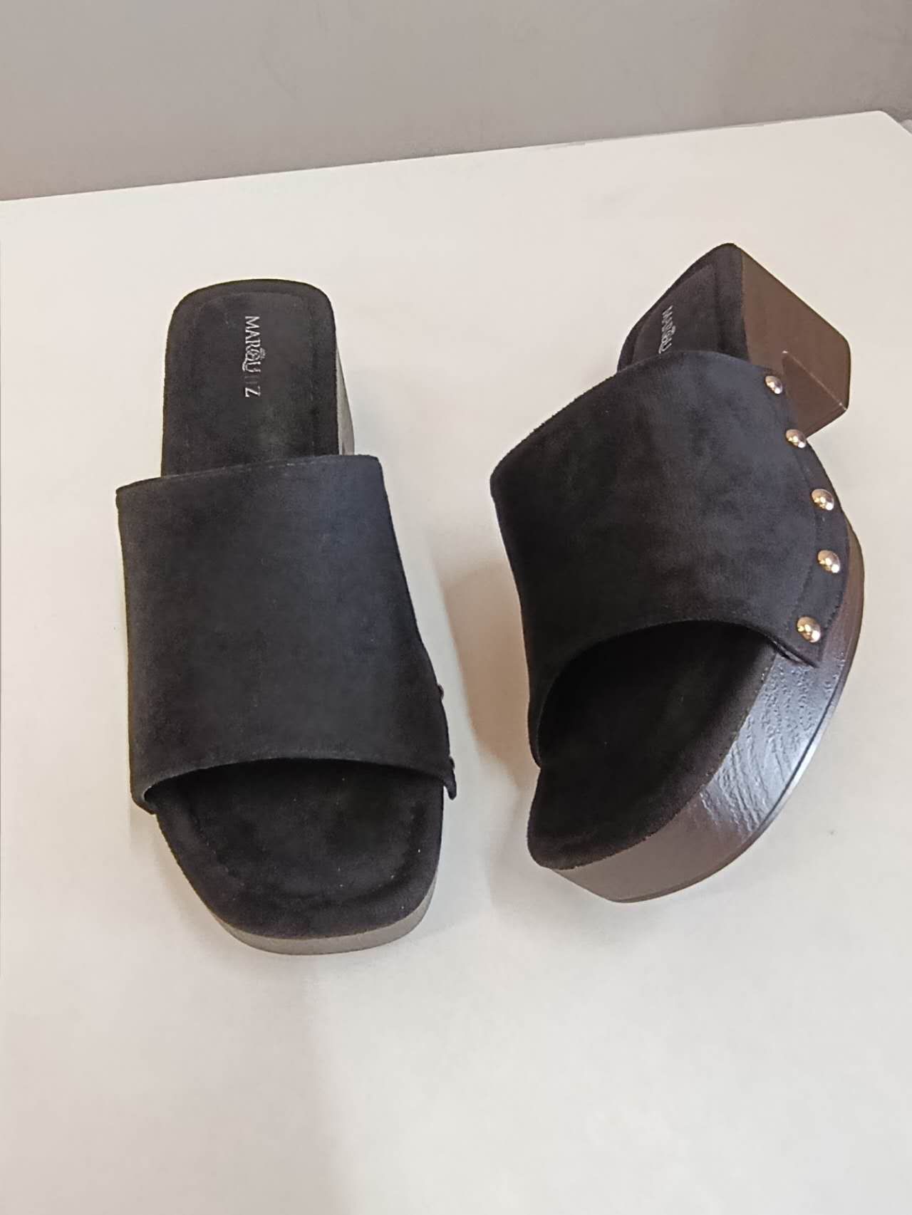 Sabot Donna Nero con Tacco Effetto Legno e Borchie Dorate – Sandali Estivi Comodi Eleganti