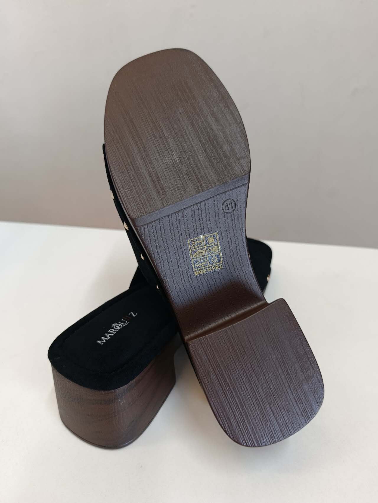 Sabot Donna Nero con Tacco Effetto Legno e Borchie Dorate – Sandali Estivi Comodi Eleganti