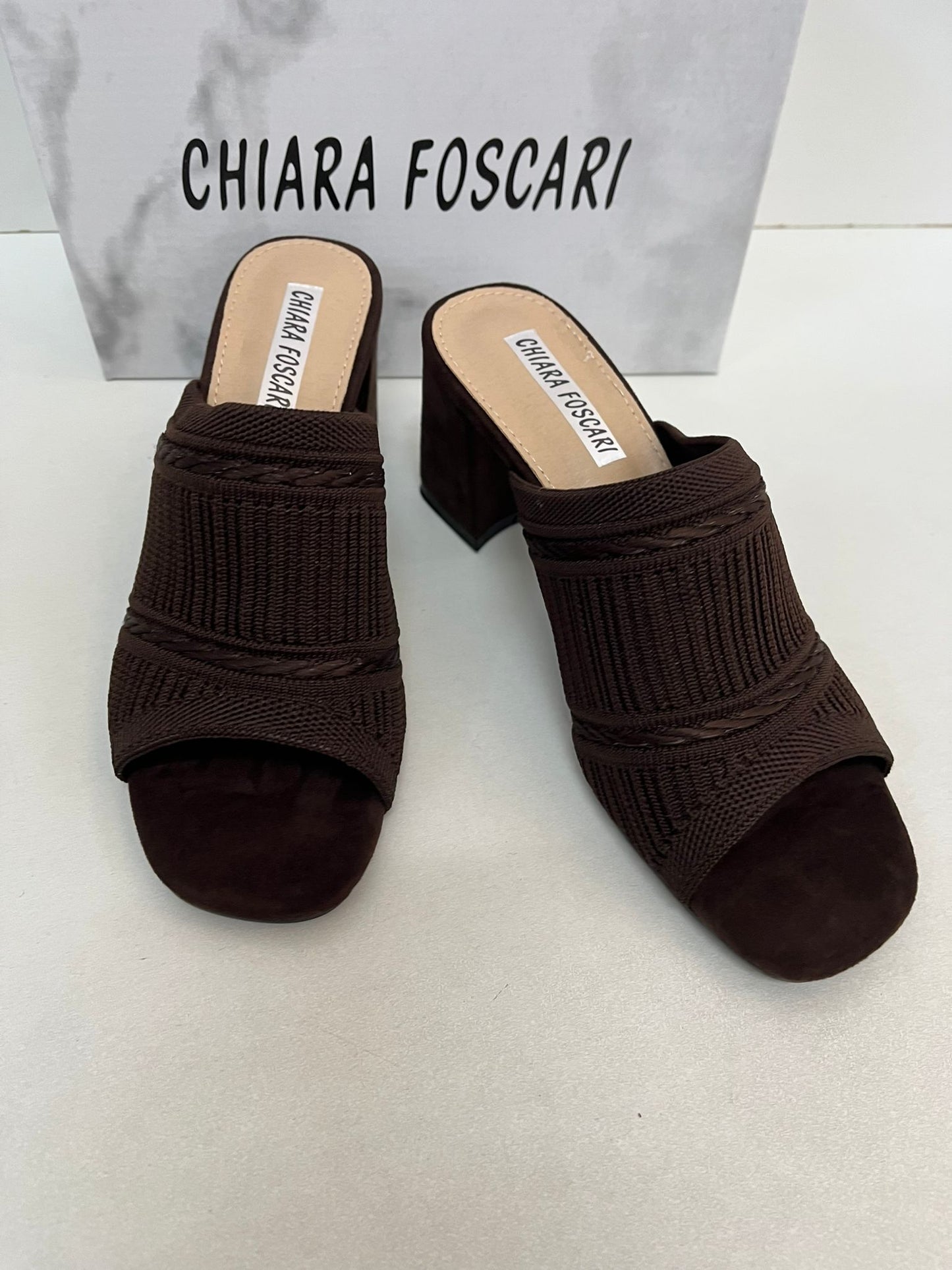 Sabot donna marrone con tacco largo e tomaia intrecciata