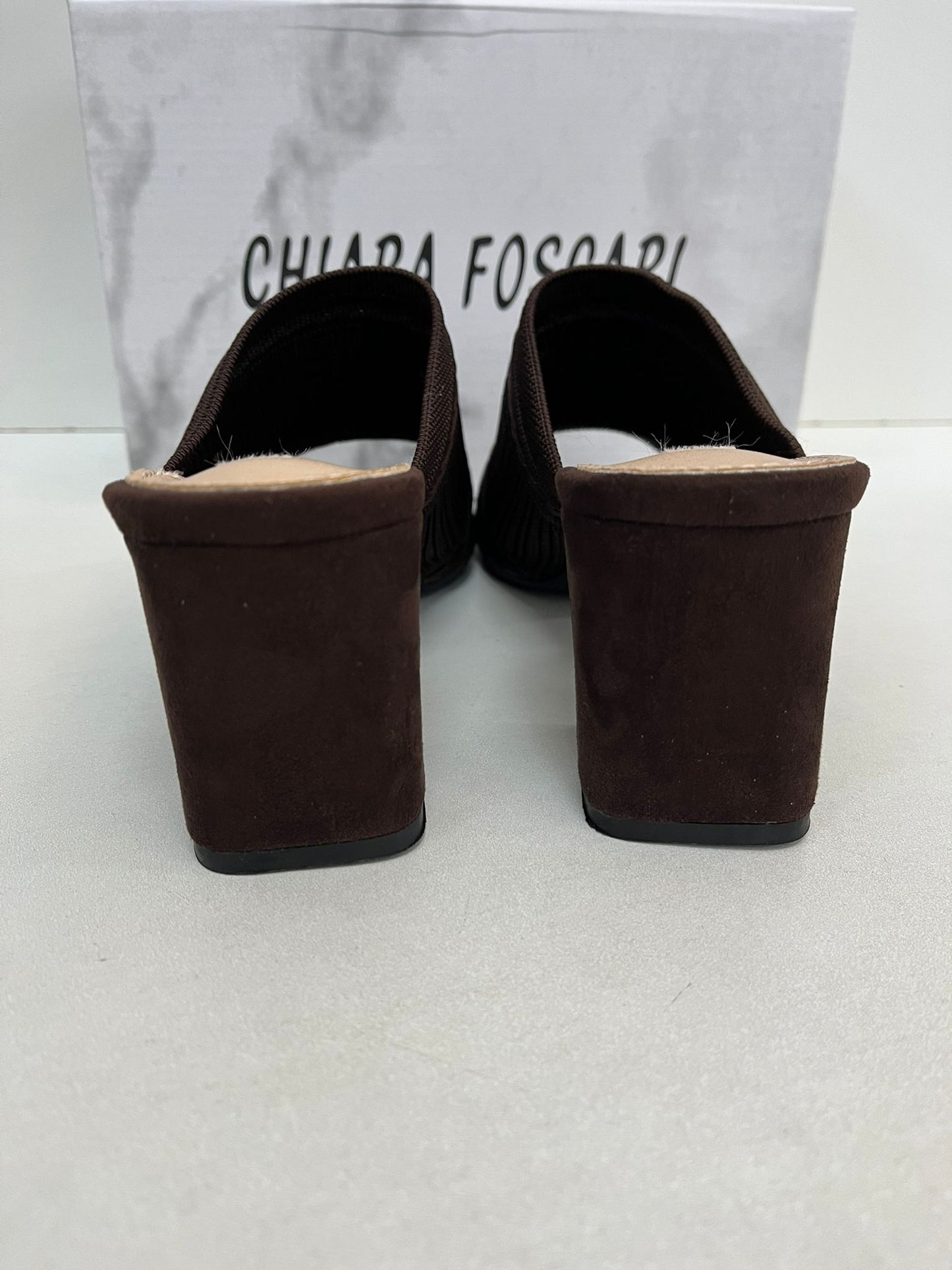 Sabot donna marrone con tacco largo e tomaia intrecciata