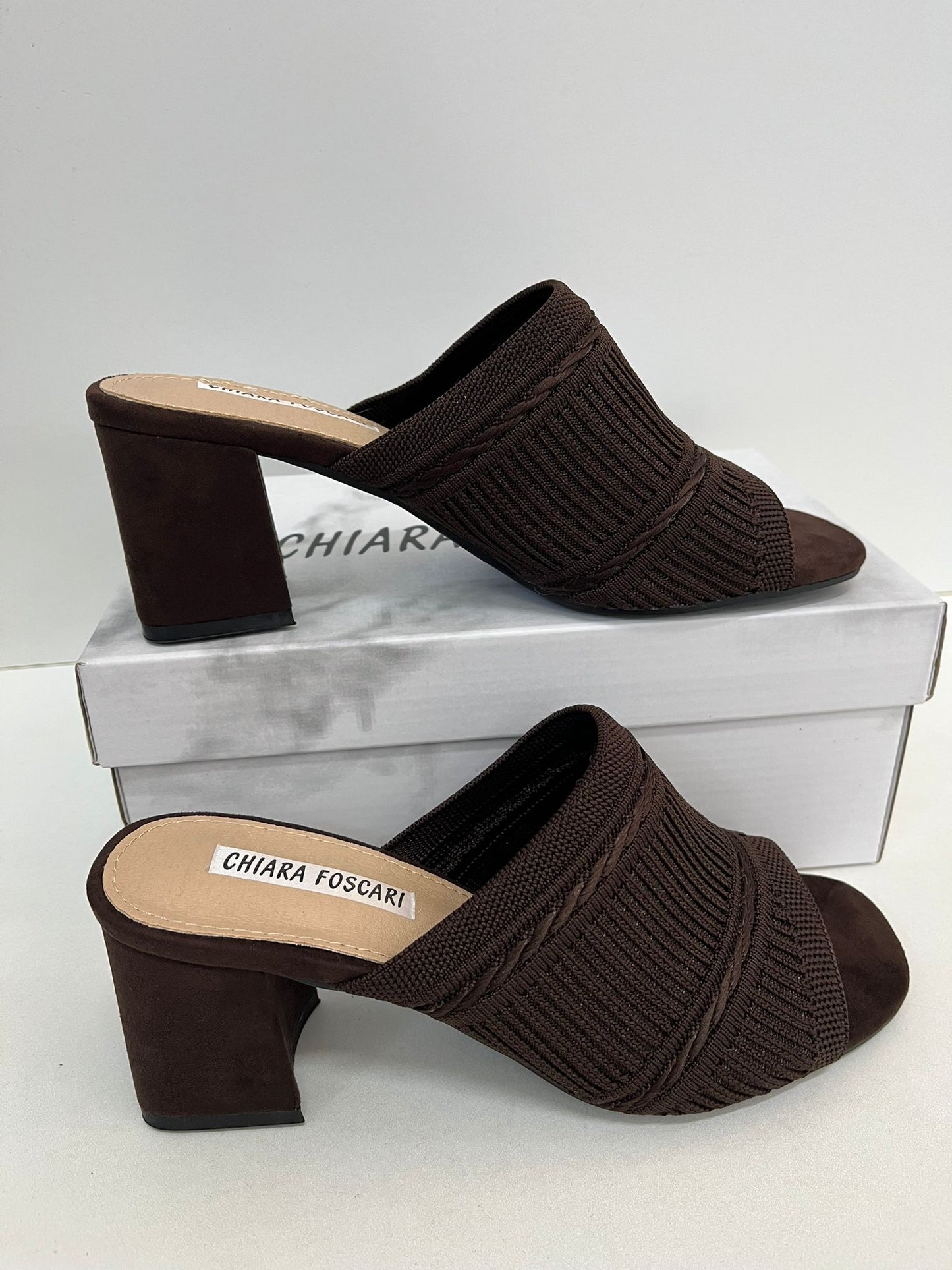 Sabot donna marrone con tacco largo e tomaia intrecciata