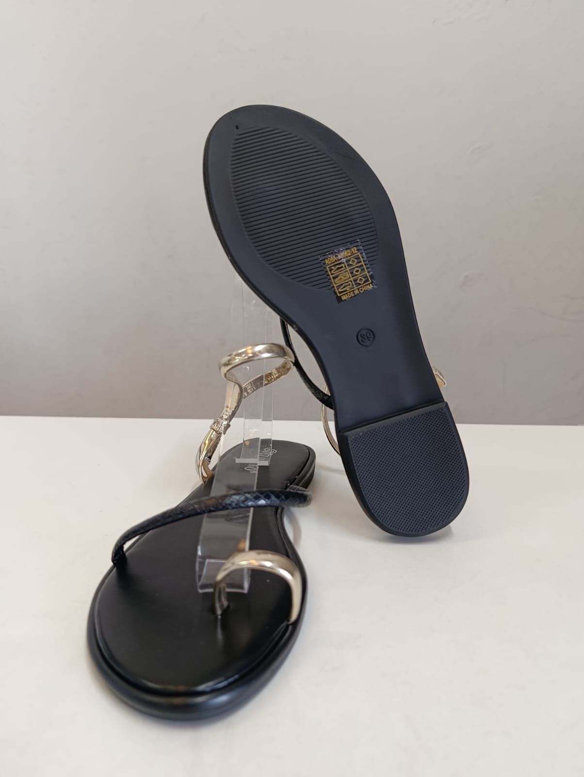 Sandali Piatti Donna Nero e Oro con Anello Alluce e Cinturino — Slip-On Eleganti