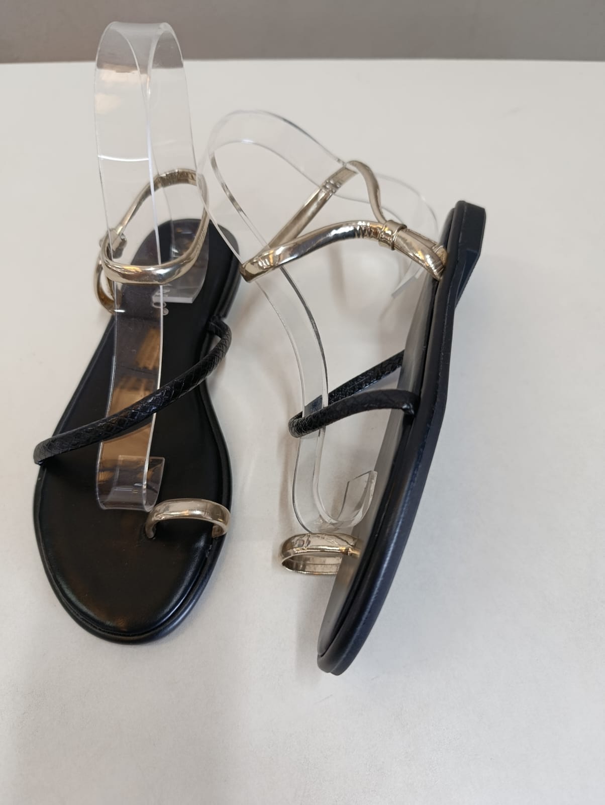 Sandali Piatti Donna Nero e Oro con Anello Alluce e Cinturino — Slip-On Eleganti
