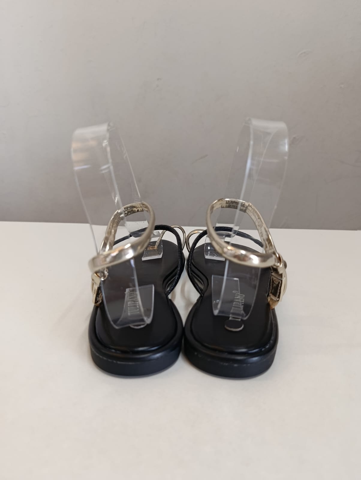 Sandali Piatti Donna Nero e Oro con Anello Alluce e Cinturino — Slip-On Eleganti
