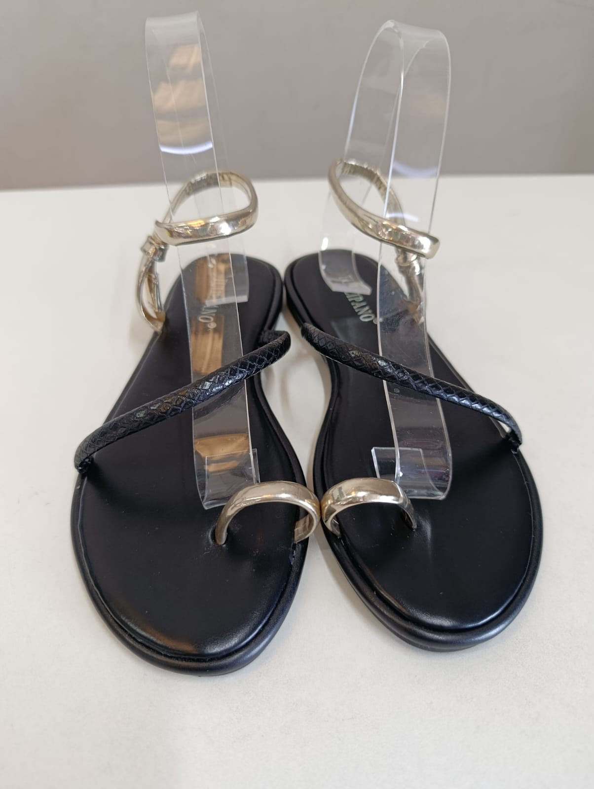 Sandali Piatti Donna Nero e Oro con Anello Alluce e Cinturino — Slip-On Eleganti