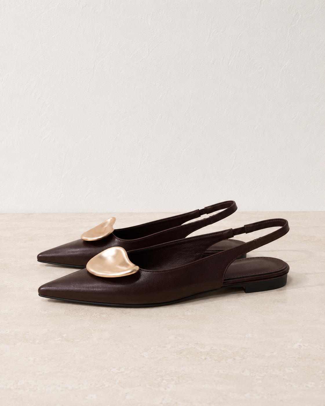 Décolleté slingback marroni da donna con punta affusolata e dettaglio oro