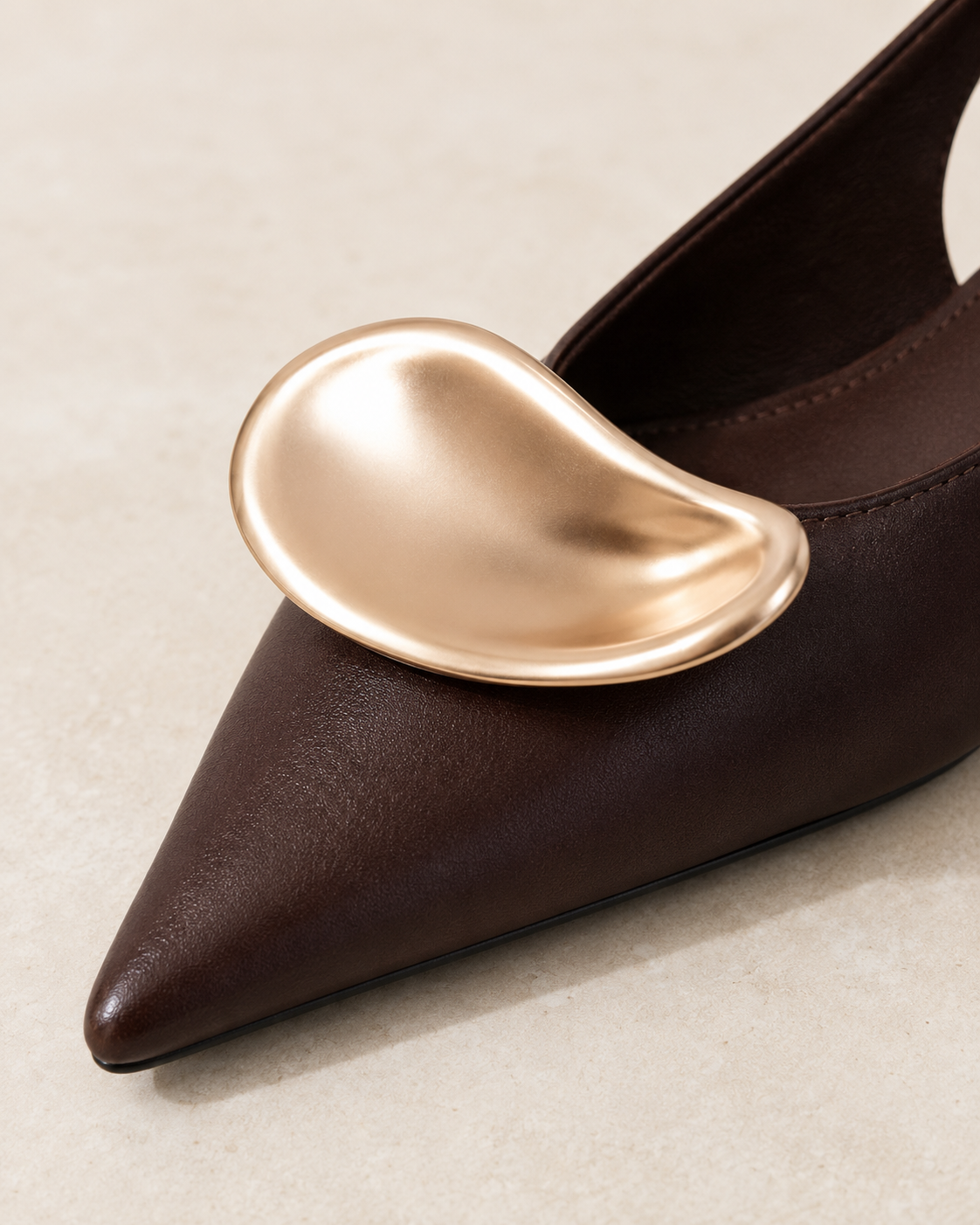 Décolleté slingback marroni da donna con punta affusolata e dettaglio oro