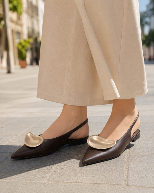 Décolleté slingback marroni da donna con punta affusolata e dettaglio oro