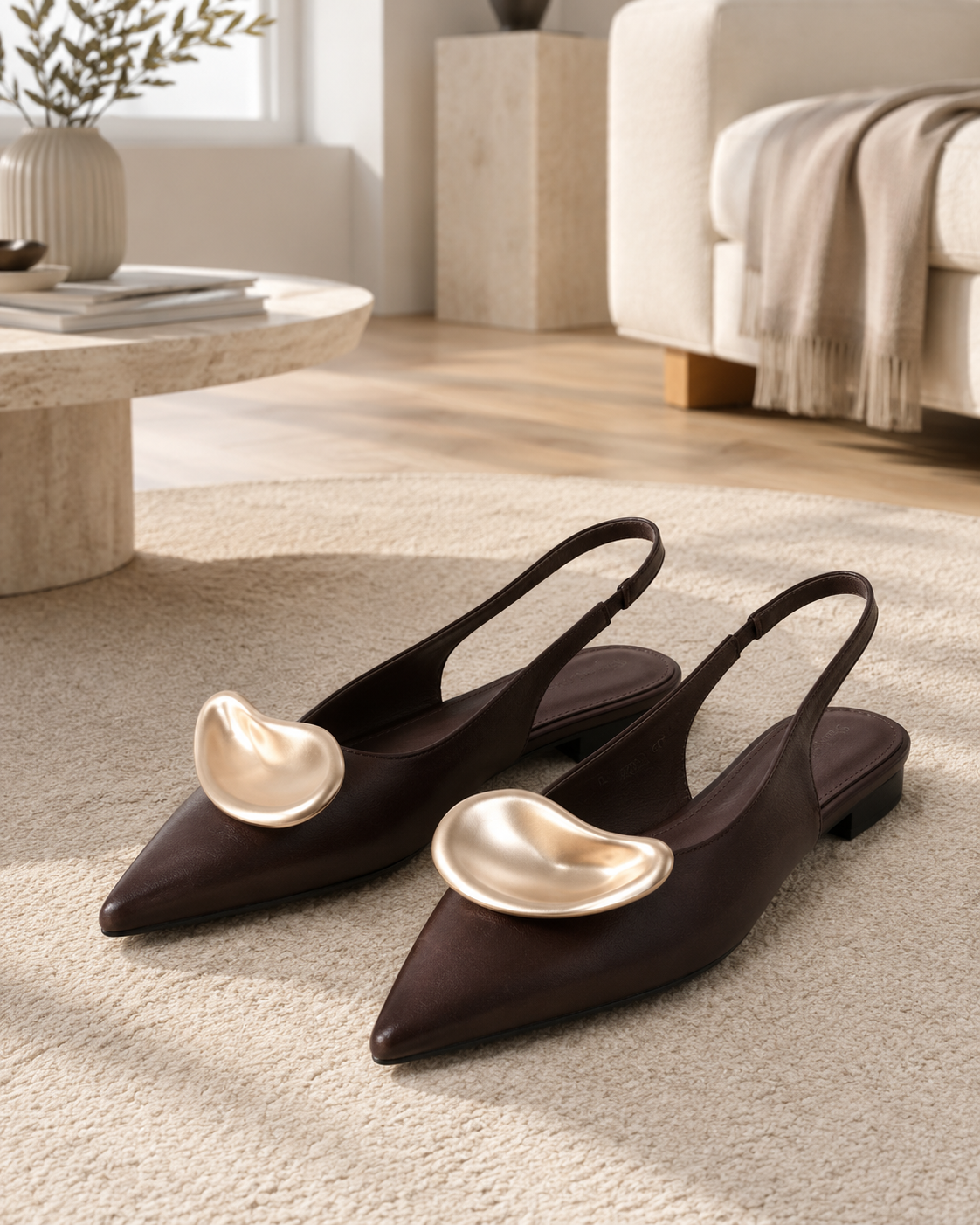 Décolleté slingback marroni da donna con punta affusolata e dettaglio oro
