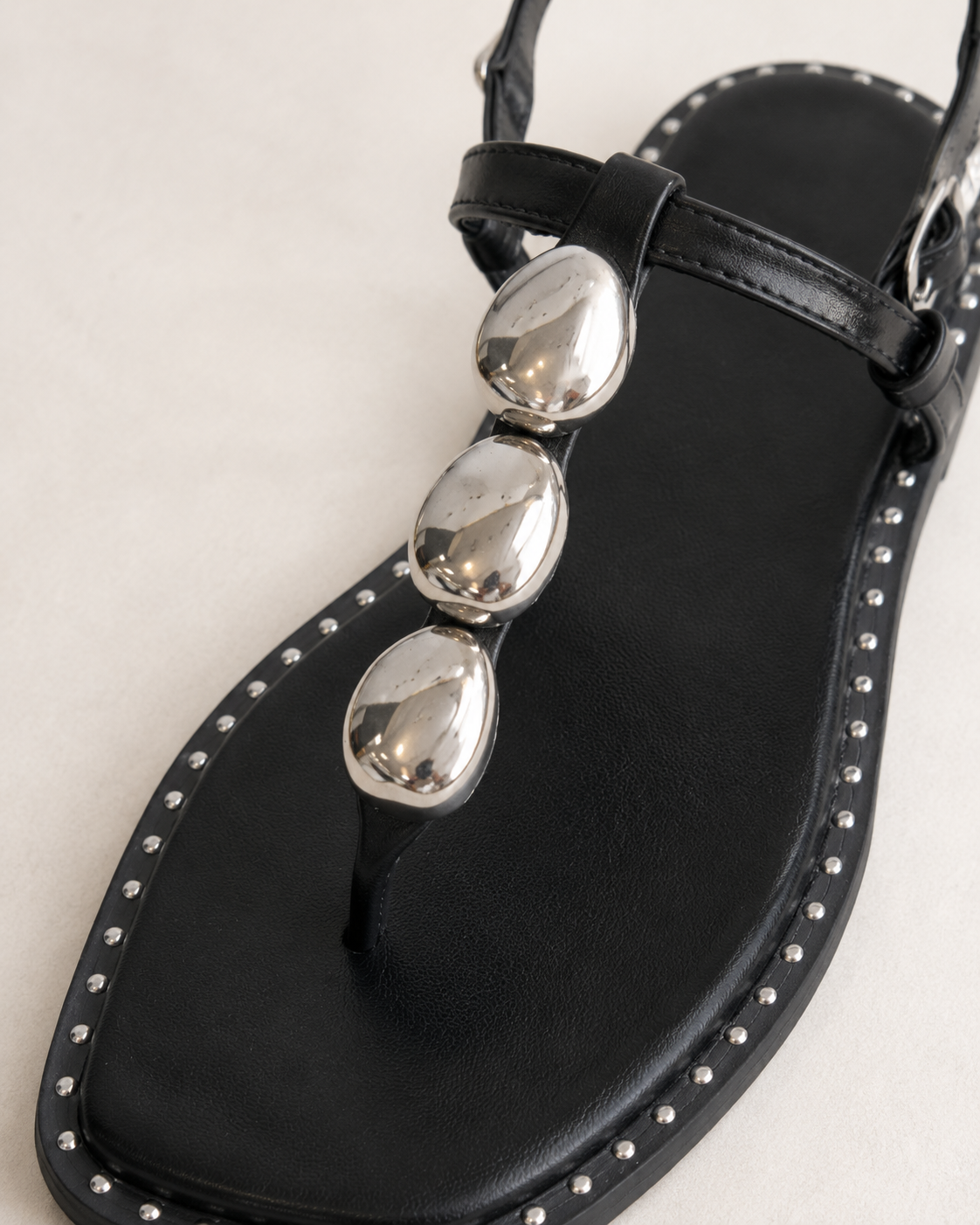 Sandali infradito neri con pietre argento e borchie – Donna